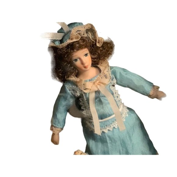 DG Creations Pretty Woman Porcelain Doll 6 Inch Christmas Ornament — 2003 - Picture 4 of 8